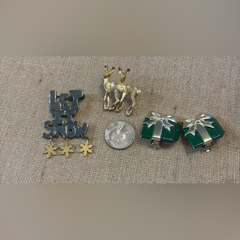 Christmas Lot Pair Of Present Clip Ons And Deer And Let It Snow Brooch